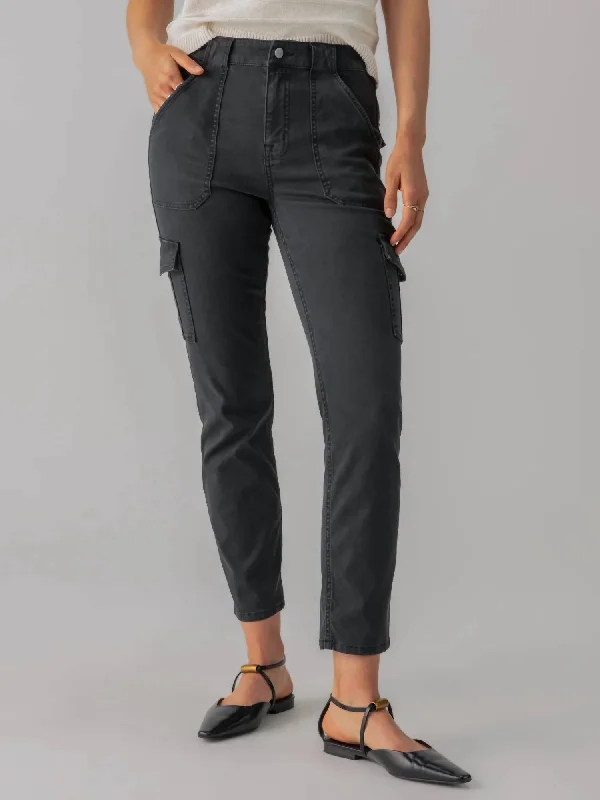 Classic Charm Sculpted Hayden Cargo Pants In Black